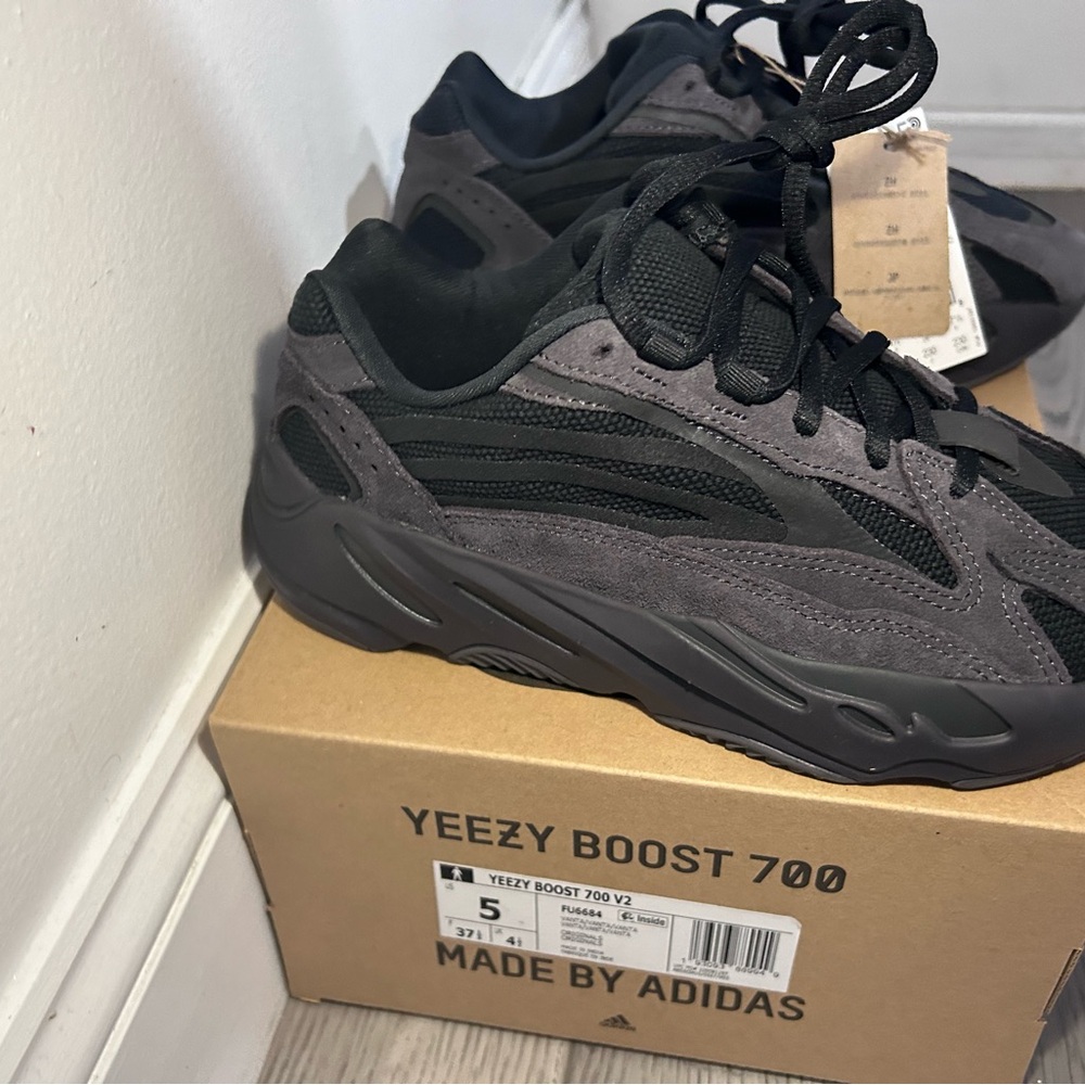 Yeezy 700 V2 „Vanta